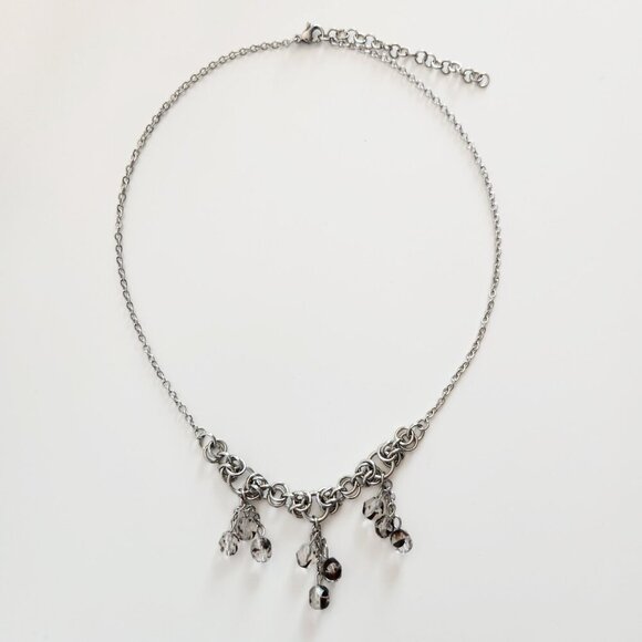 Gothic fairy dangly purple pearls necklace with a small silver chain - Picture 4 of 8